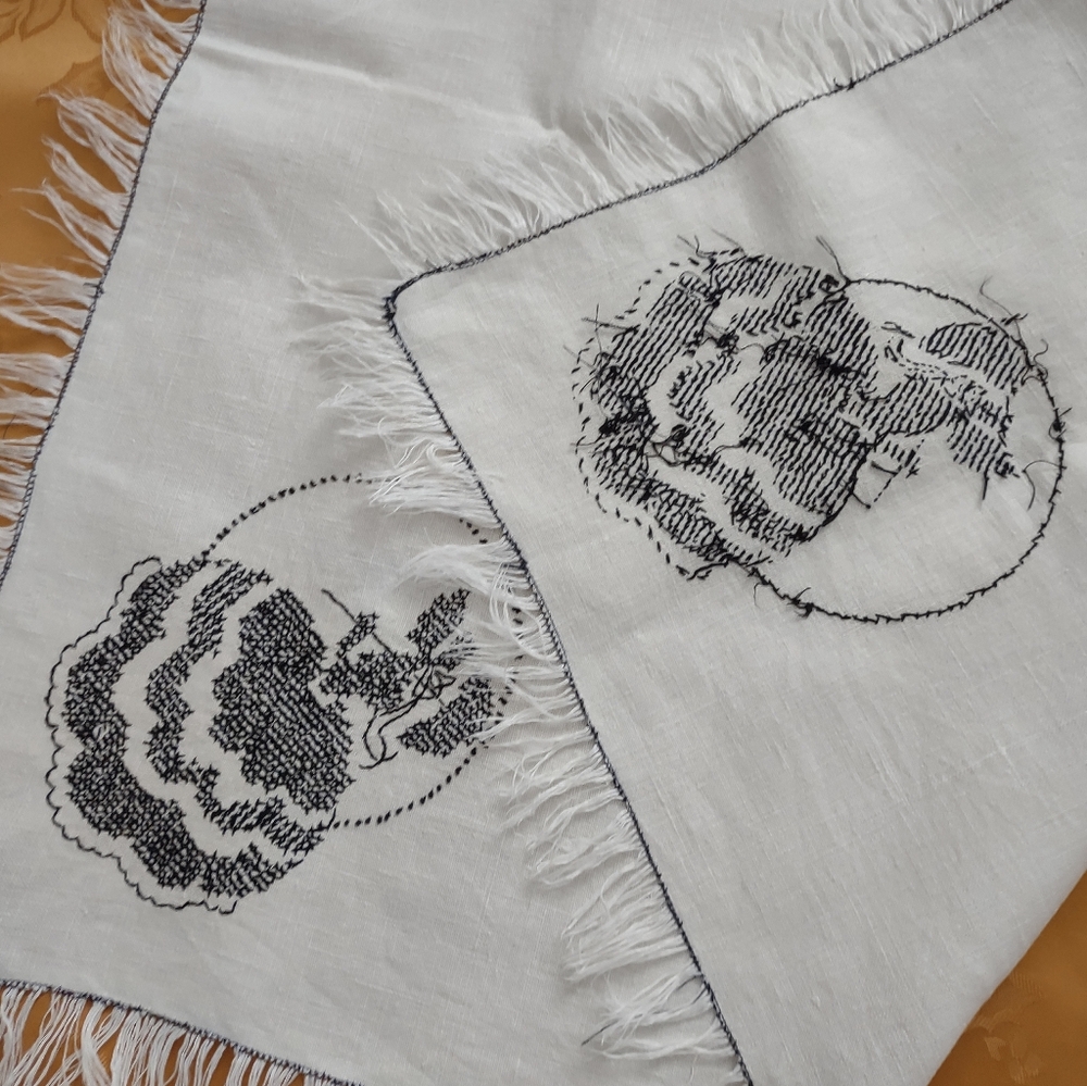 Hand Embroidered Tablecloth With Fringe - Picture 3 of 5